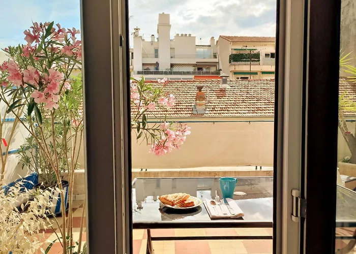 With Large Terrace Sea View 4th Floor ניס